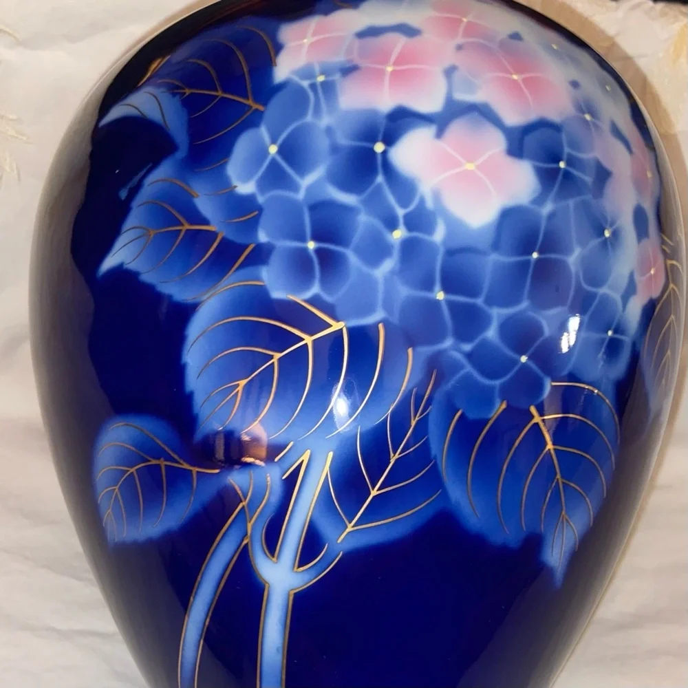 Arita Fukagawa Mint Condition Mid 1900’s Elegant Blue Pink Hydrangea Floral Vase